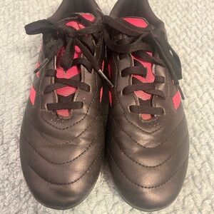 ADIDAS Soccer Cleats Black Pink Size 3.5  Excellent Condition!